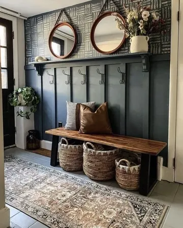 Çiftlik evi alanını antrasit gri çıtalar, bir bank, sepetler, askılar ve asma aynalar süslüyor.