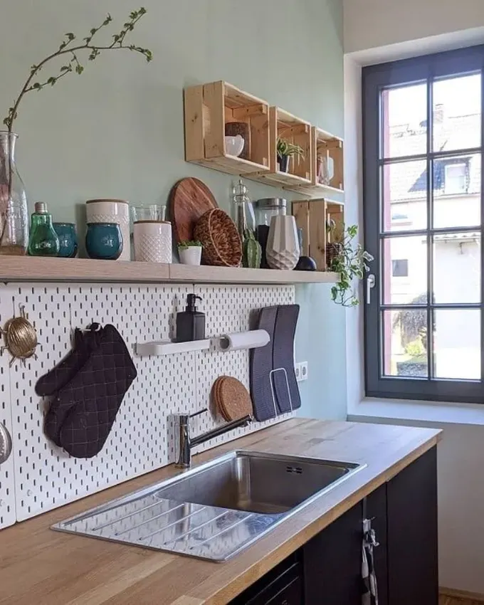 Plastik pegboard tezgah arkası kolay temizlenir, uygun bütçeli şık bir çözümdür.