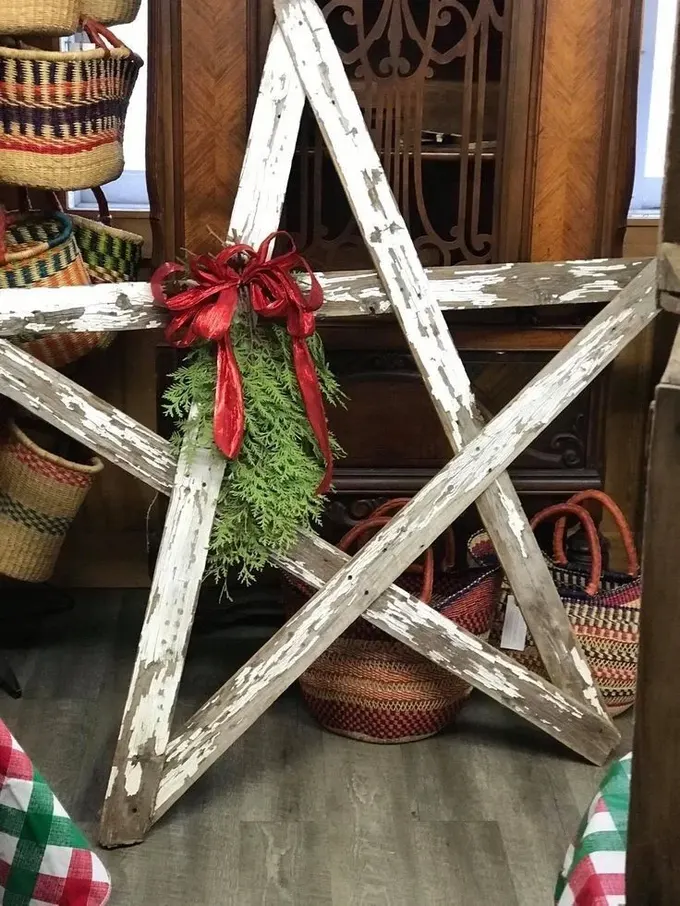 Bu büyük boy shabby chic palet dekorasyonu yıldız şeklinde ve dış mekan için harika bir fikir. Noel havası katmak için daimi yeşil bir çiçek ekleyin.