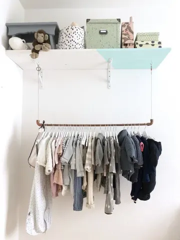 Bebek odasında ray kullanılarak küçük bir geçici dolap oluşturulmuş.