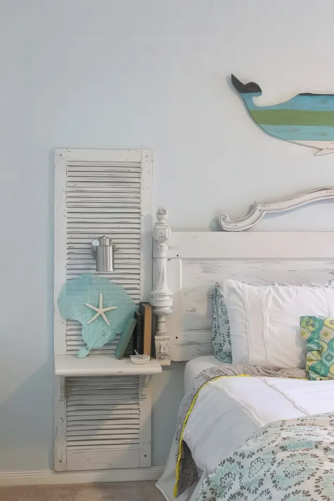 Eskimiş bir panjur ve bir tahta parçasından yapılmış duvara monte gece sehpası, sahil temalı shabby chic yatak odası için.