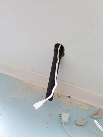 Kabloları duvar içine geçiren boru kullanarak düzenli bir görünüm yaratın; TV arkasına priz yaparak kablo karmaşasını azaltın.