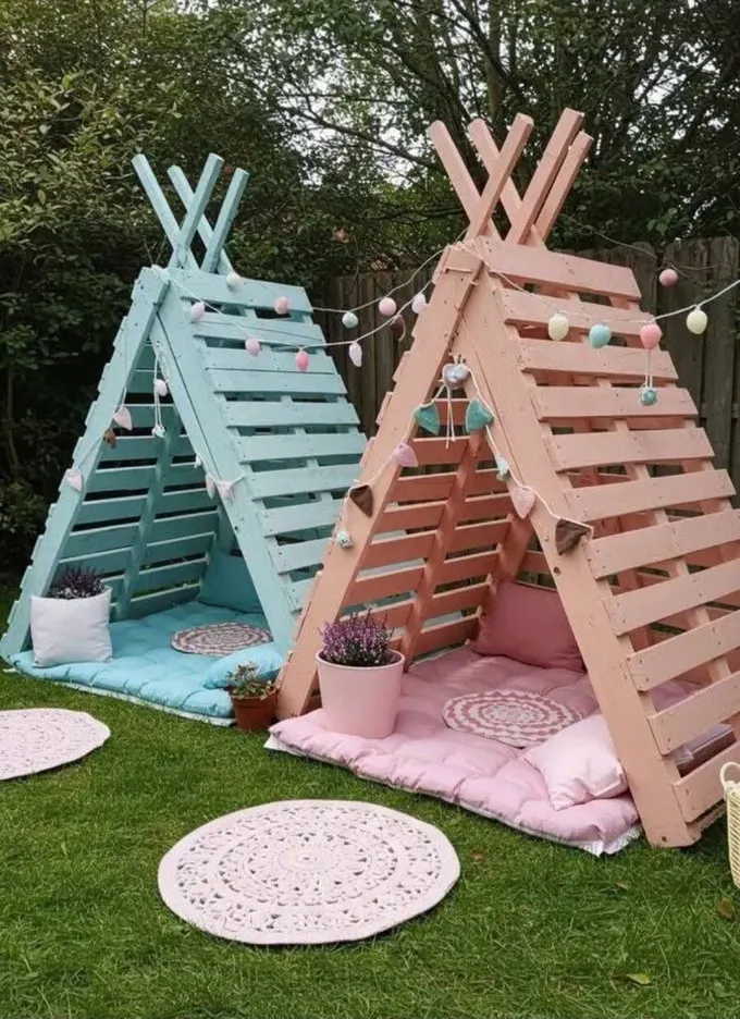 Teepee'ler aslında mobilya değil ama paylaşmadan edemedim! Çiçekler ve ışıklarla süslü bu pastel güzellikler çocuklar için mükemmel.