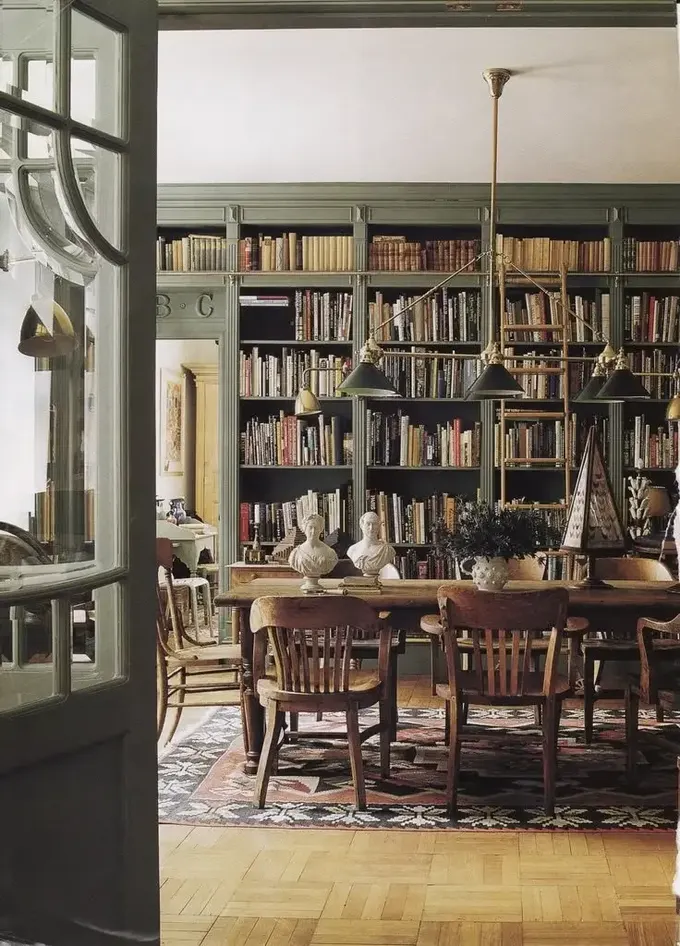 Şirin vintage mekanda zeytin yeşili kitaplıklar tamamen kaplamış. Eskitilmiş yemek takımı ve dekor stili tamamlıyor.