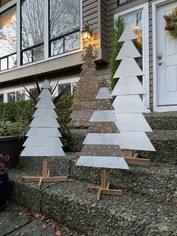 Işıklı ve ışıksız palet ağaçlarından dış mekan düzenlemesi yaparak verandanızı kolayca Noel dekoruna hazırlayın.