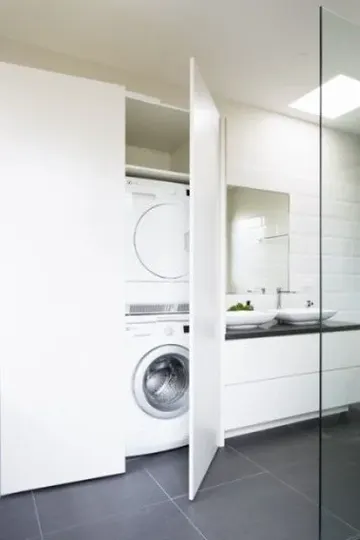 Büyük bir banyo dolabı içine çamaşır makinesi, kurutucu ve çamaşır kutuları sığdırabilirsiniz.