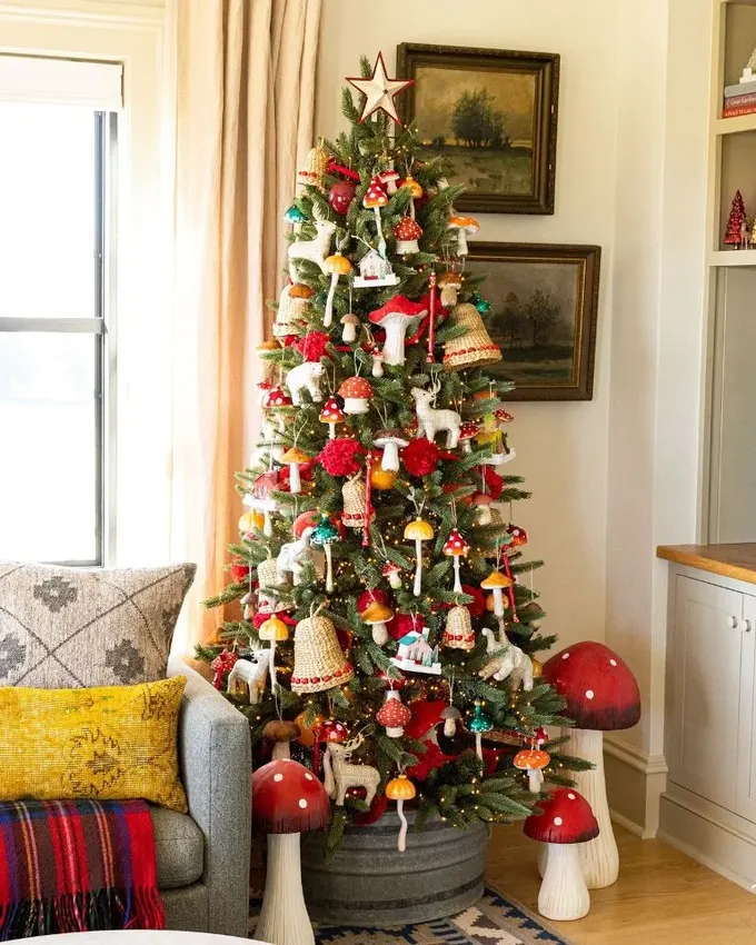 Renkli mantarlar, geyik ve ayı süslemeleri, ışıklar ve çanlarla süslenmiş bu neşeli Noel ağacı, çocuk odası veya eğlenceli alanlar için ideal.