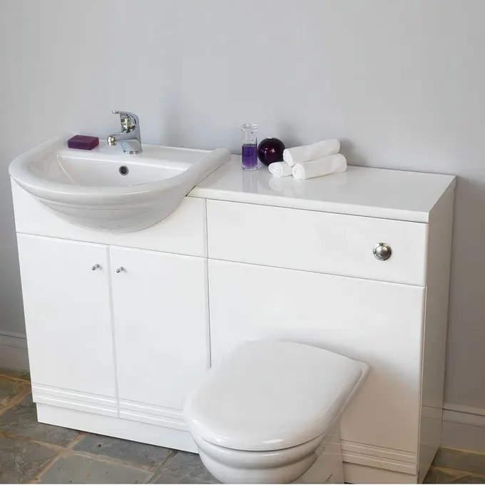Lavabo, klozet ve makyaj masası tek bir ünitede.